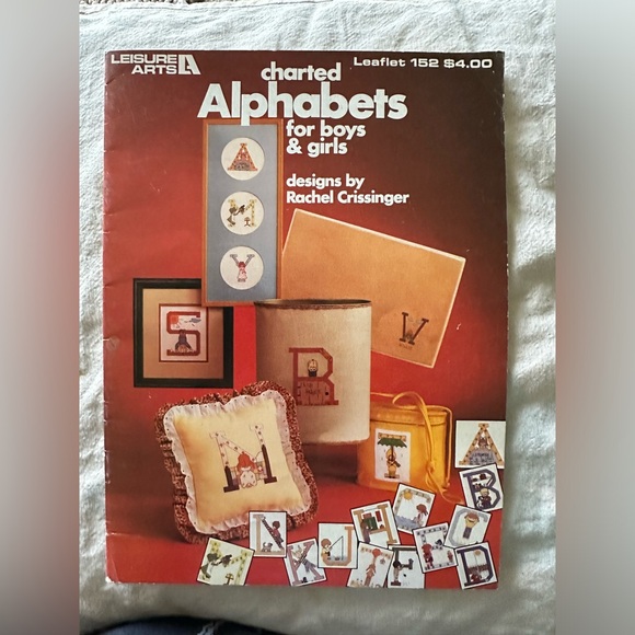 Vintage 1979 Charted Alphabets by Leisure Arts Counted Cross Stitch Leaflet - Picture 1 of 2